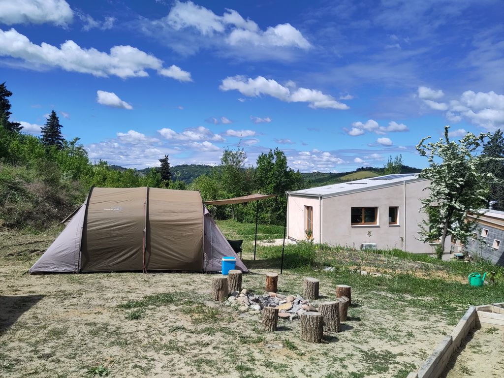 Acampada salvaje en las colinas cercanas a Bolonia