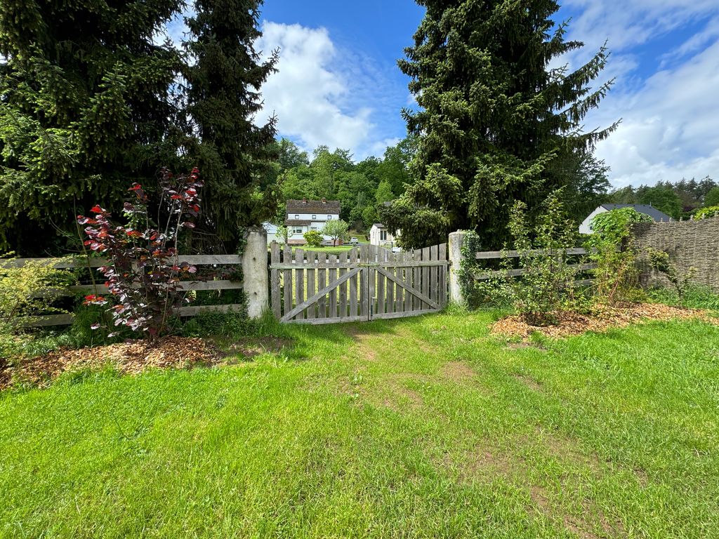 Mini campamento en una antigua granja con instalaciones sanitarias y electricidad