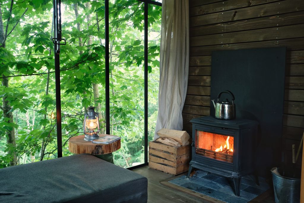 Tree Trunk mit Hot Tube in der belgischen Natur