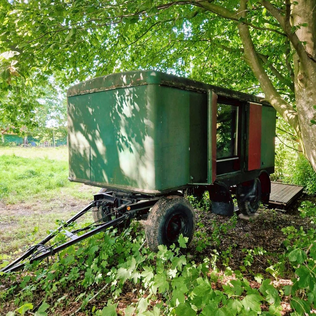 Gemütlicher Schlafwagen im Grünen