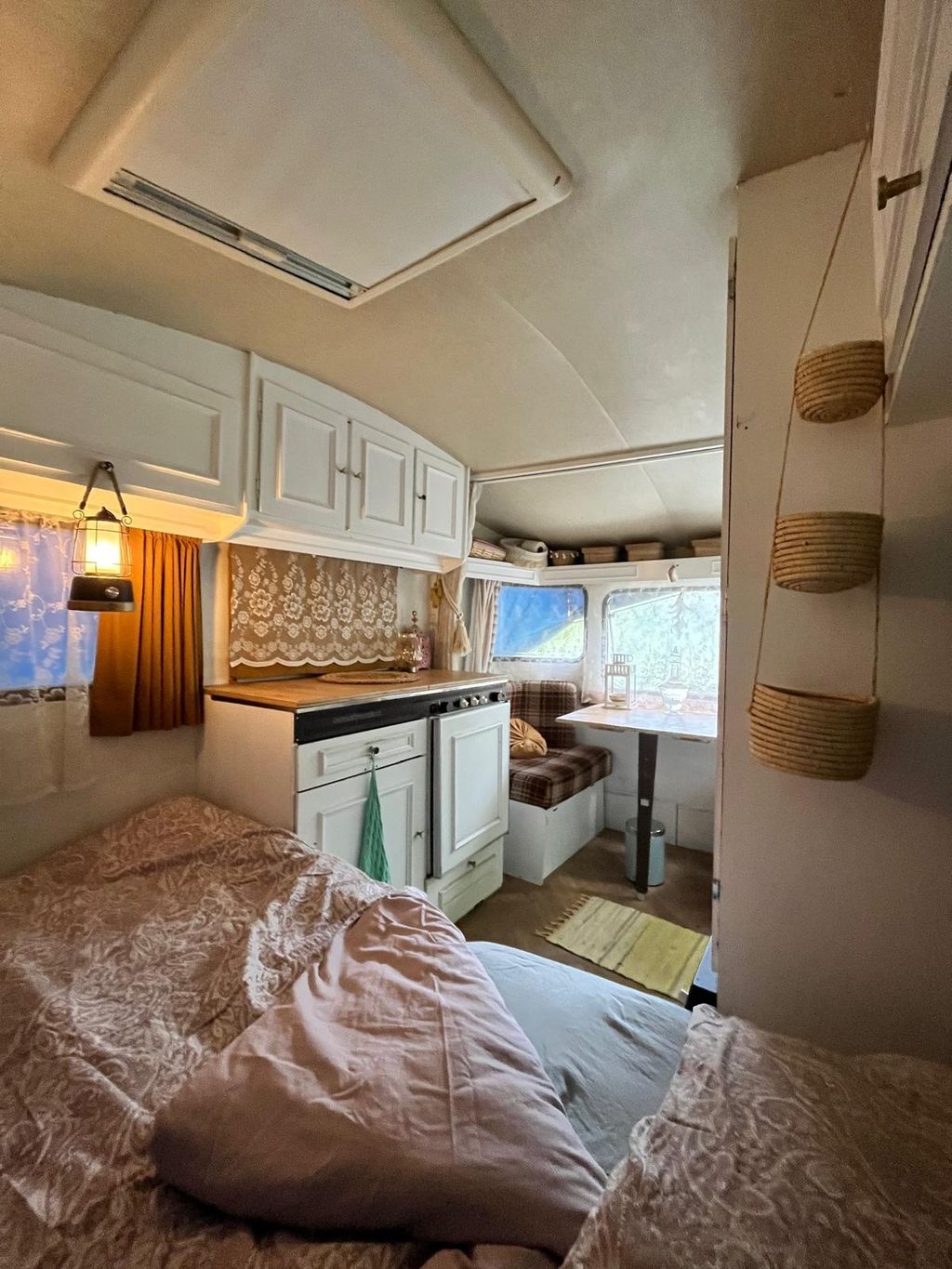 Autarker Retro-Wohnwagen in einem ruhigen Waldgarten