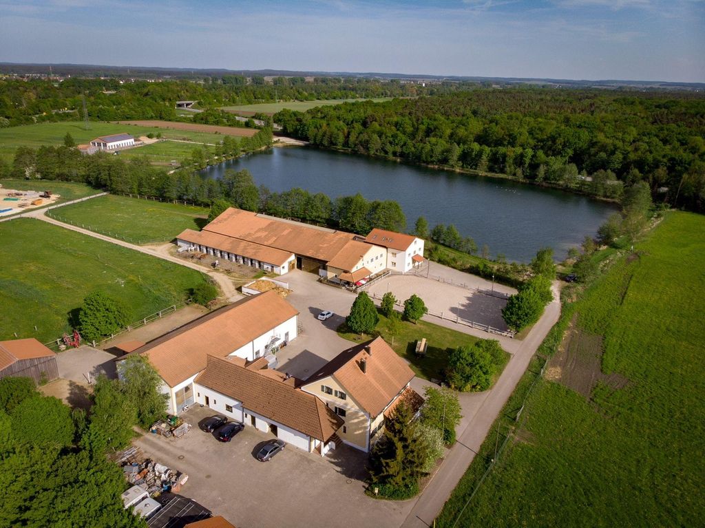Campeggio e tenda presso il lago e il centro di equitazione
