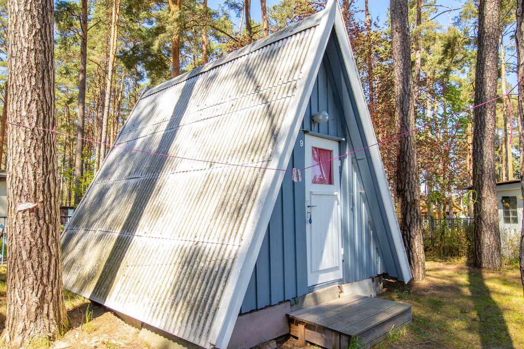 Semplice cabina ad alette in un campeggio naturale