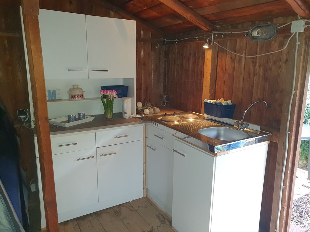 Pase la noche en la cabaña de madera situada en la linde del bosque