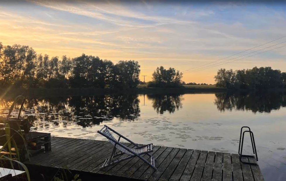 Felicidad al aire libre - completamente encantada - en el lago Kritzow