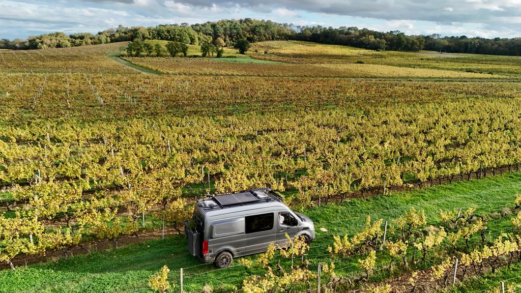  Ein Ort inmitten von Weinbergen, in der Nähe von Bordeaux