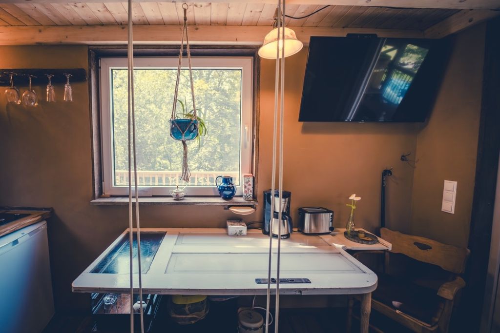 Casa sostenible en un árbol al borde del bosque