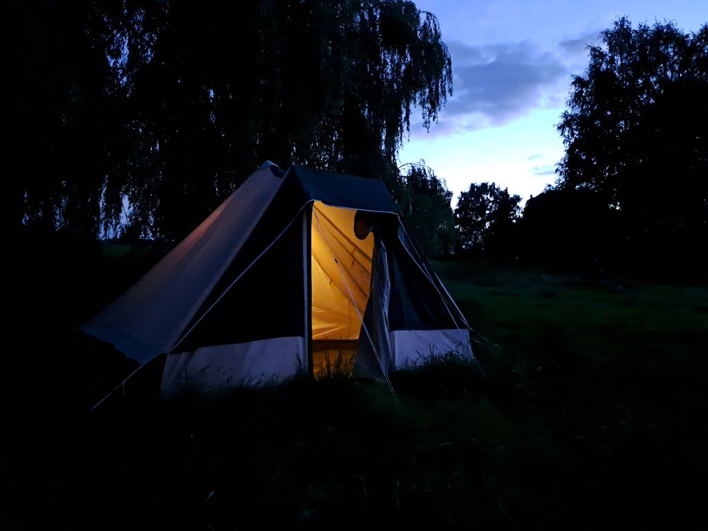 Wiesencamping mit Blick in die Felder