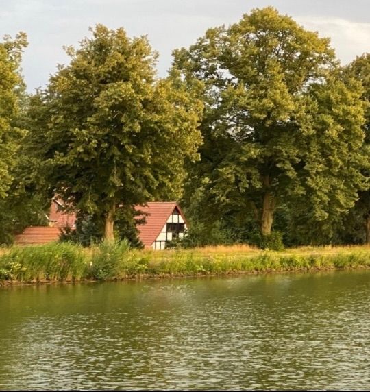 Granja en el canal Mittelland de Münsterland