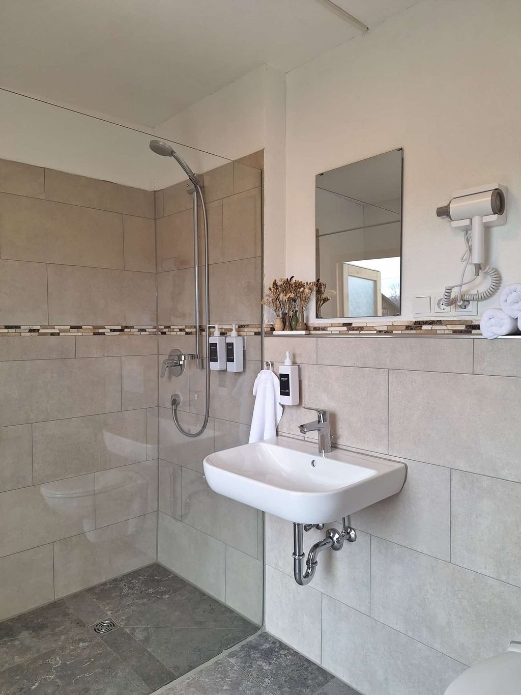 Mit Bergblick an der Alpakaweide in Oberbayern