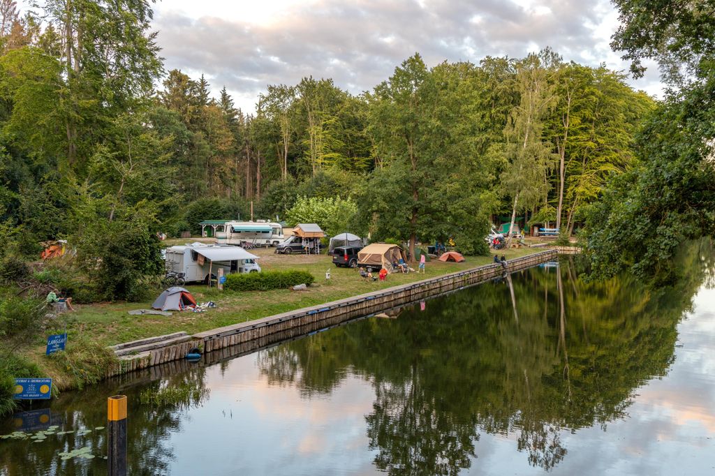 Campeggio naturale ai margini del bosco, direttamente sul fiume Elde.