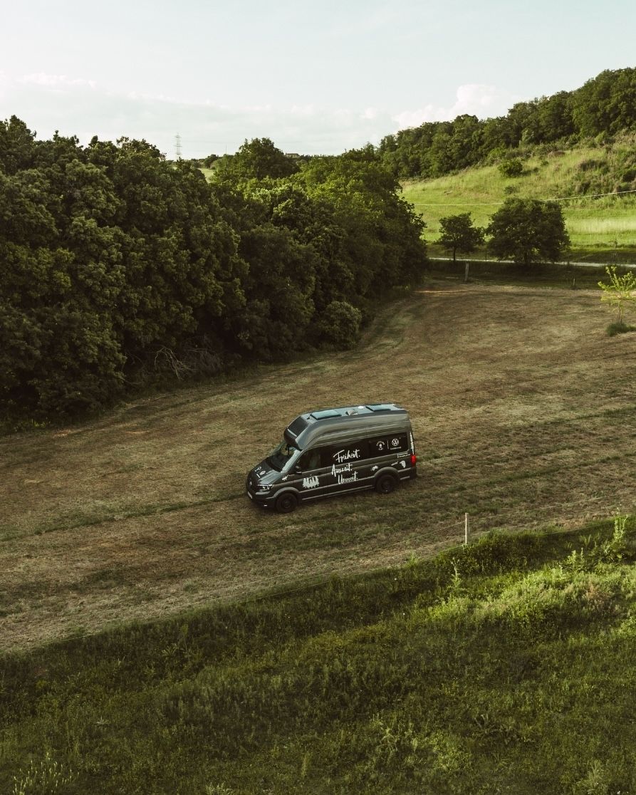 Parcela con vistas abiertas cerca del arroyo