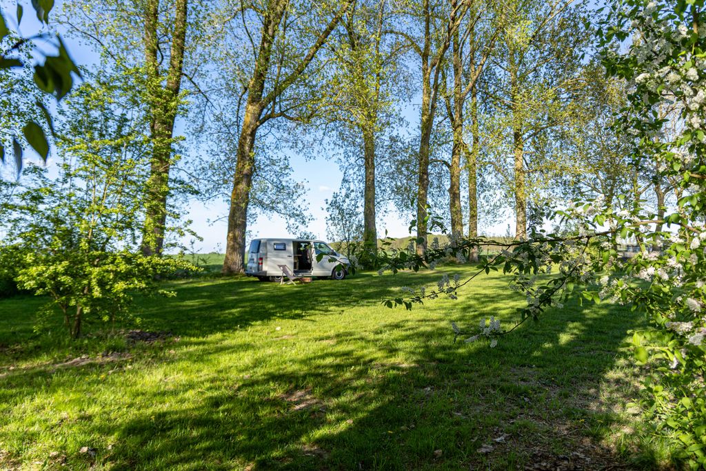 Dorf-Idylle bei Greifswald: Camping in der Weite