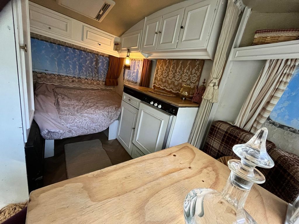 Autarker Retro-Wohnwagen in einem ruhigen Waldgarten