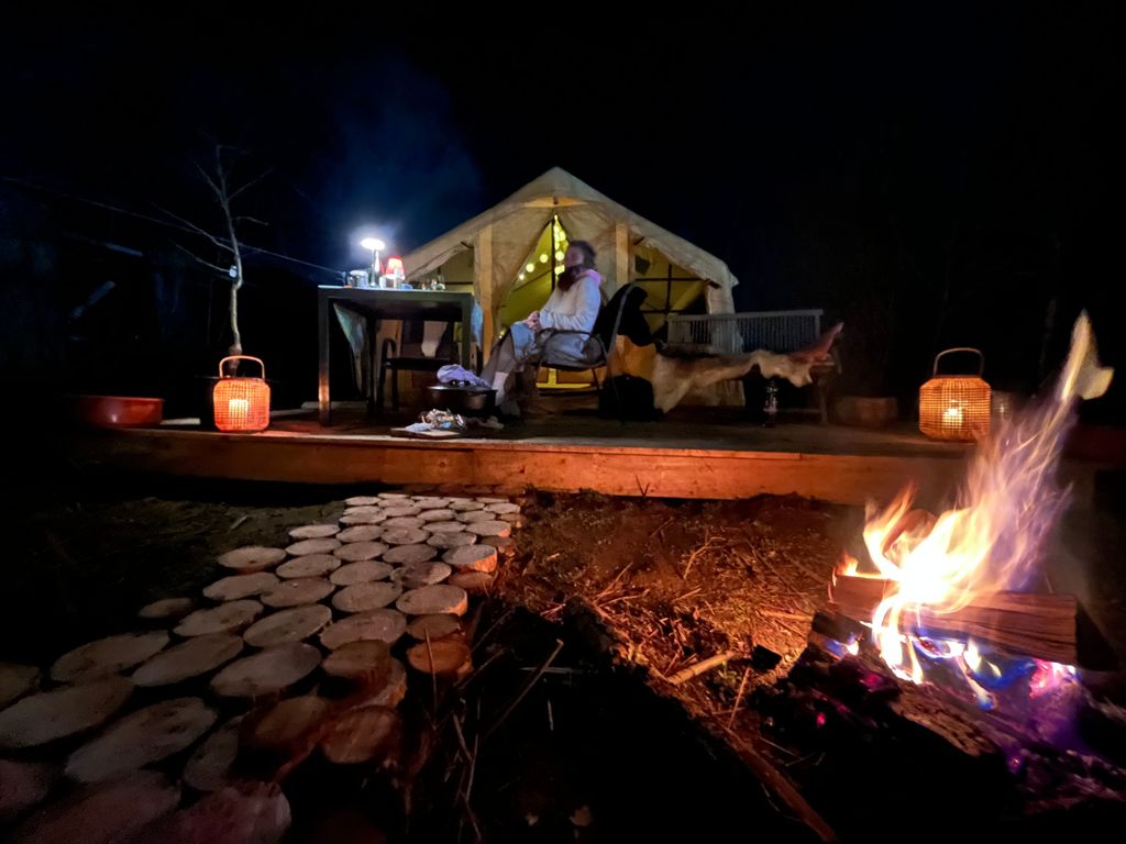 Rheingau-Idylle: Geräumiges Zelt in den Weinbergen