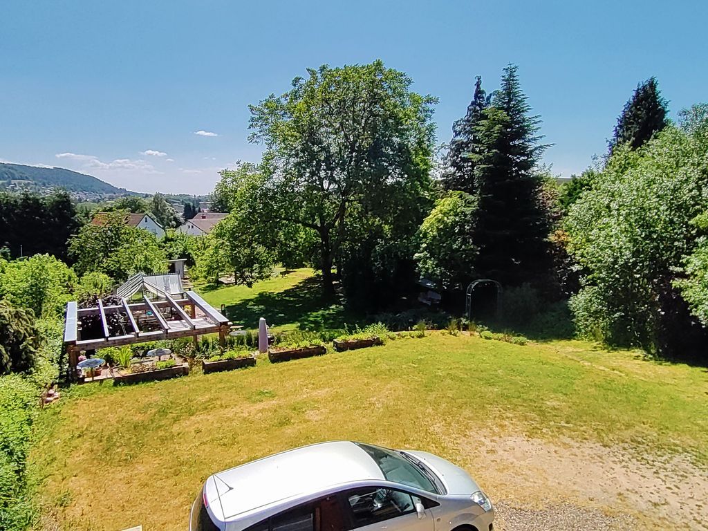 Plätzchen mit Blick auf grüne Berghänge
