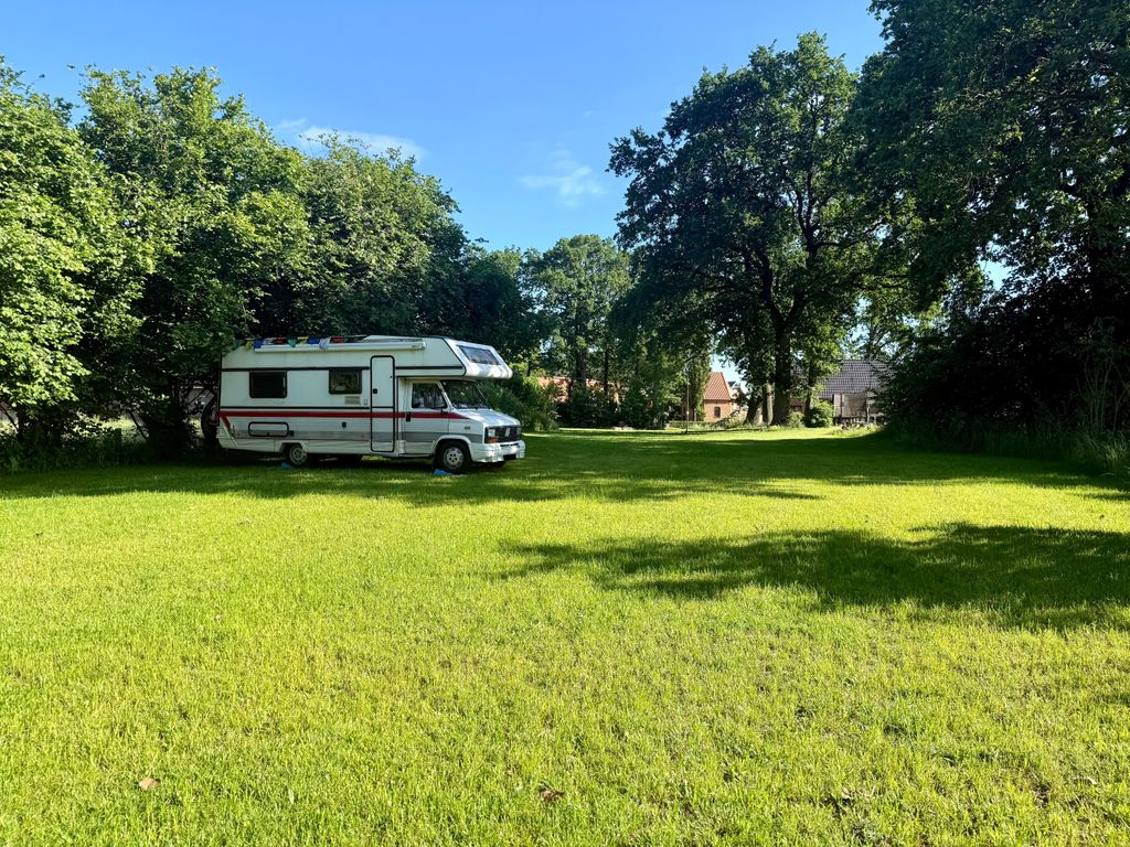 Idílico prado junto a una casa de campo en la región de Emsland