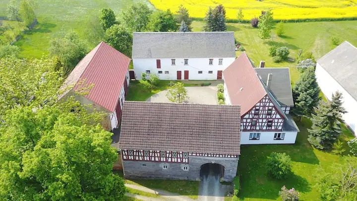 Camping auf dem historischen Bauernhof