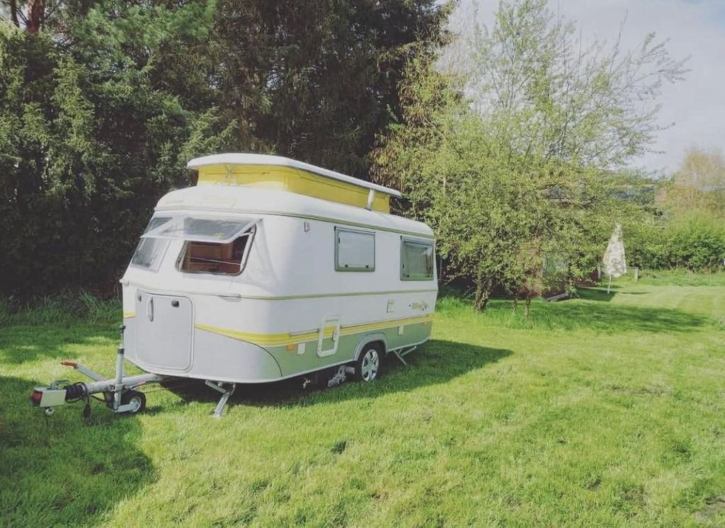 Camping natural junto a la antigua caseta del guardagujas y la ruta ciclista