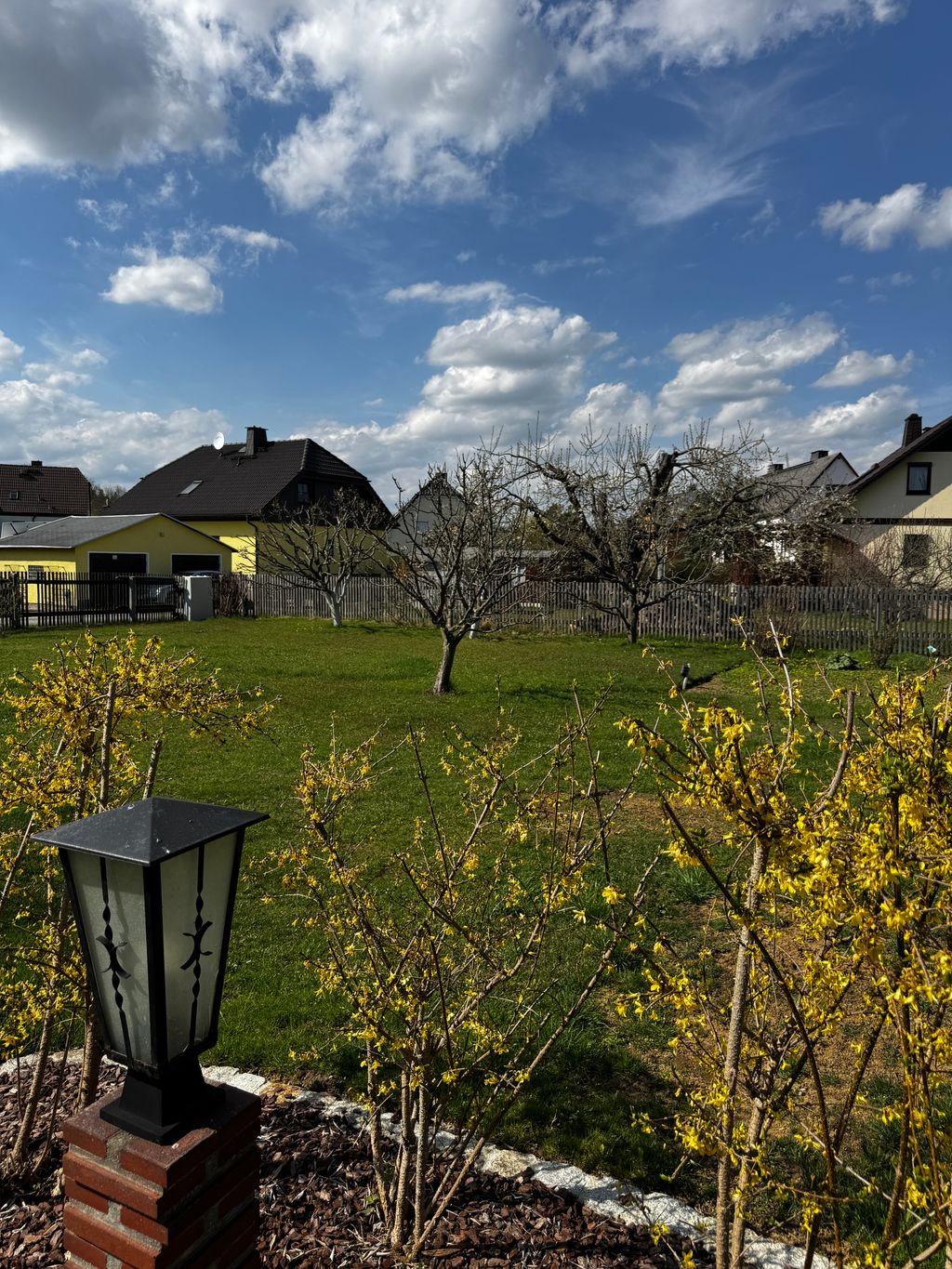 Amplia plaza de aparcamiento en el jardín llano