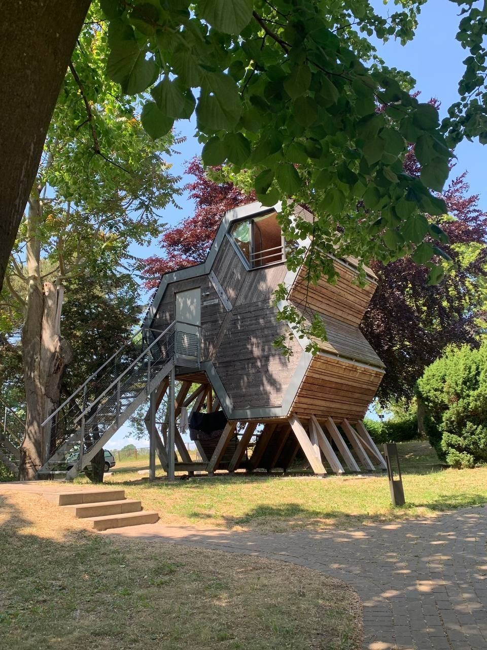 Honeycomb house tree house- only 800 meters to the Baltic Sea