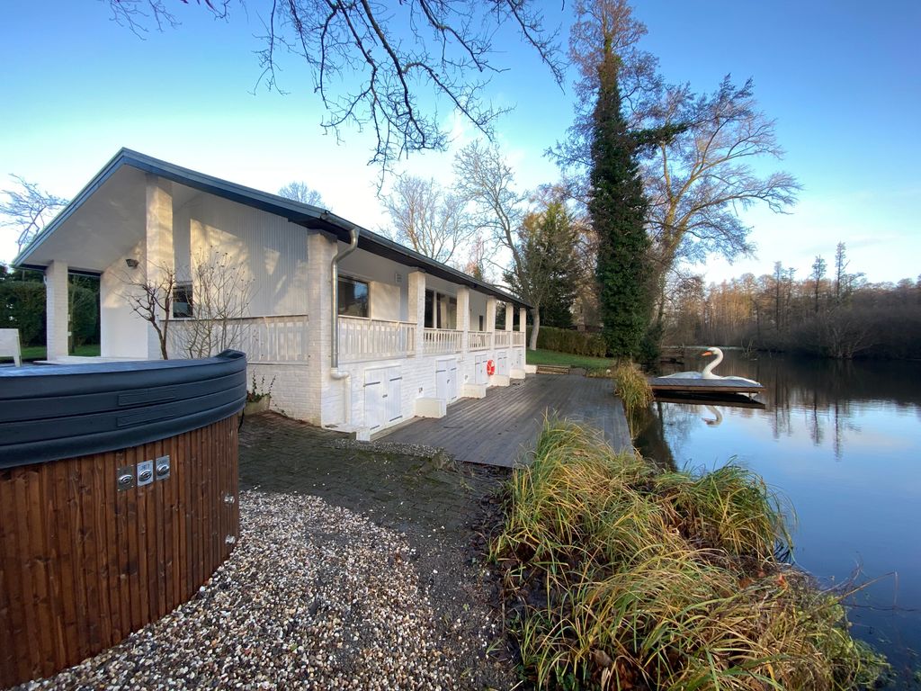 Unique bungalow right on the lake with hot tub