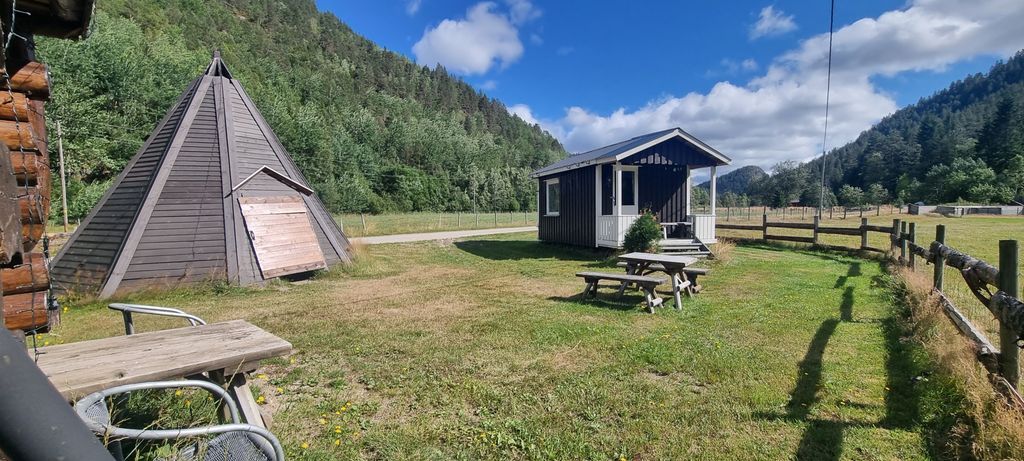 Piccola baita in affitto in una fattoria. Vasca idromassaggio, sauna. Si accettano cani