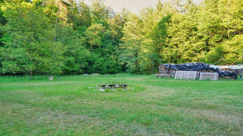 Campen am Bach im Waldgebiet nahe Wasserburg