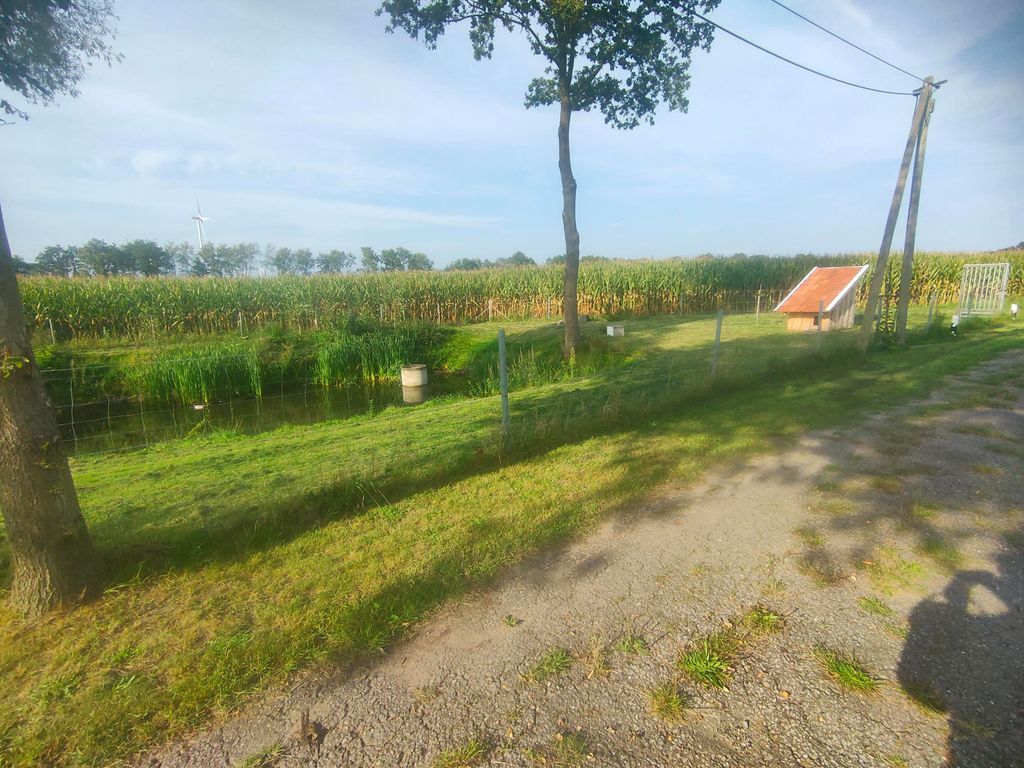 Situation isolée au milieu de la verdure près de l'étang d'extinction des incendies