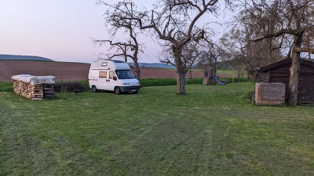 Huerto tranquilo rodeado de campos