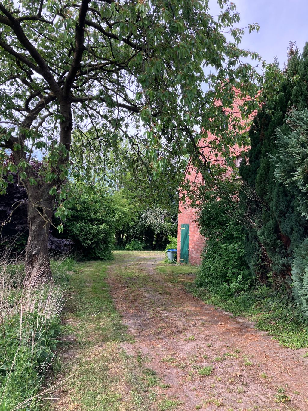 Antigua granja y huerto en un sueño profundo