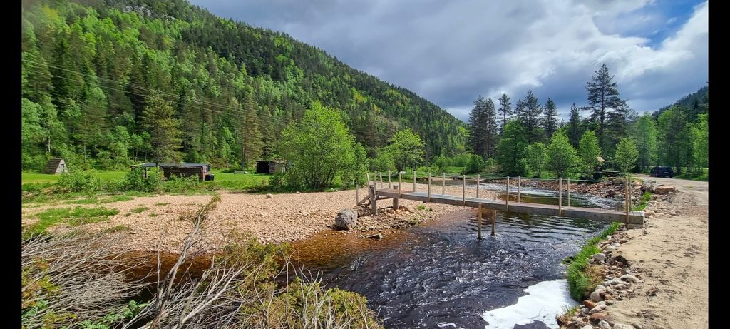 Campo nella natura con vasca idromassaggio, sauna e vista sul fiume