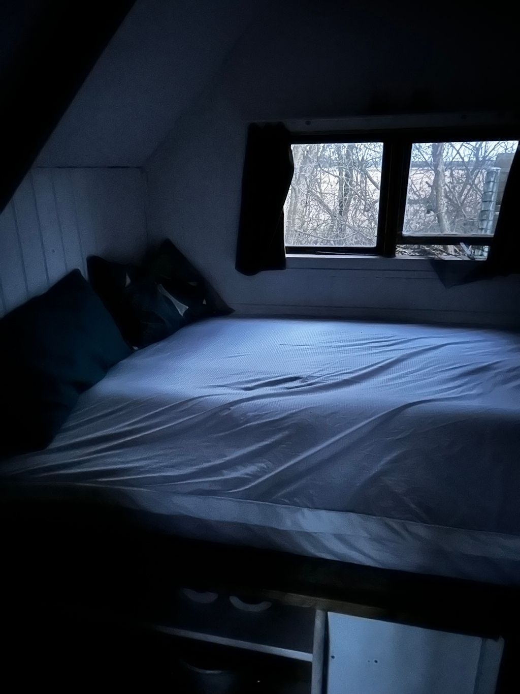 A cozy off-grid retreat in the woods