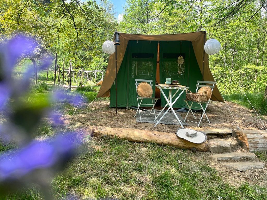 Tienda de glamping autosuficiente en un rincón apartado del bosque