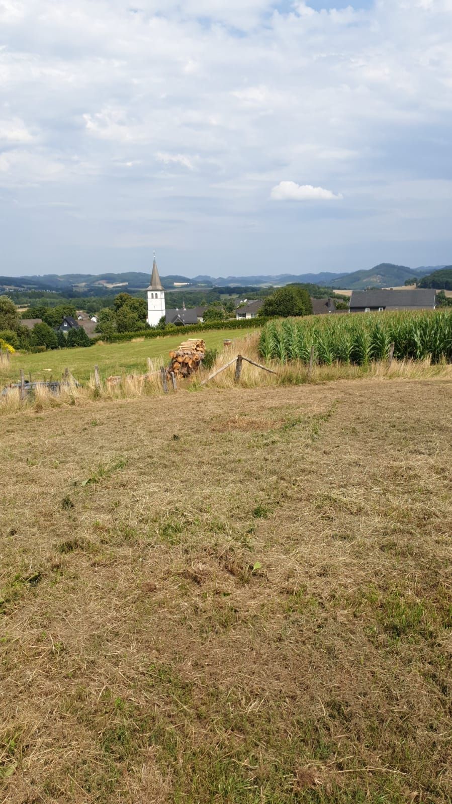 Stellplatz am Ortsrand mit weitem Blick