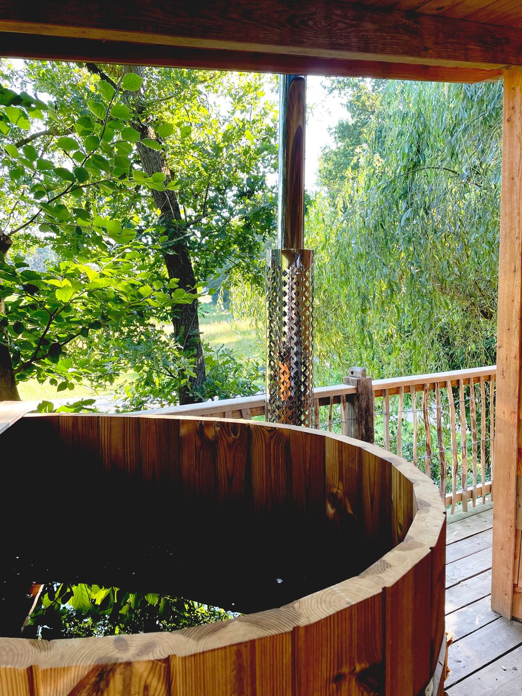 Casa sostenible en un árbol al borde del bosque