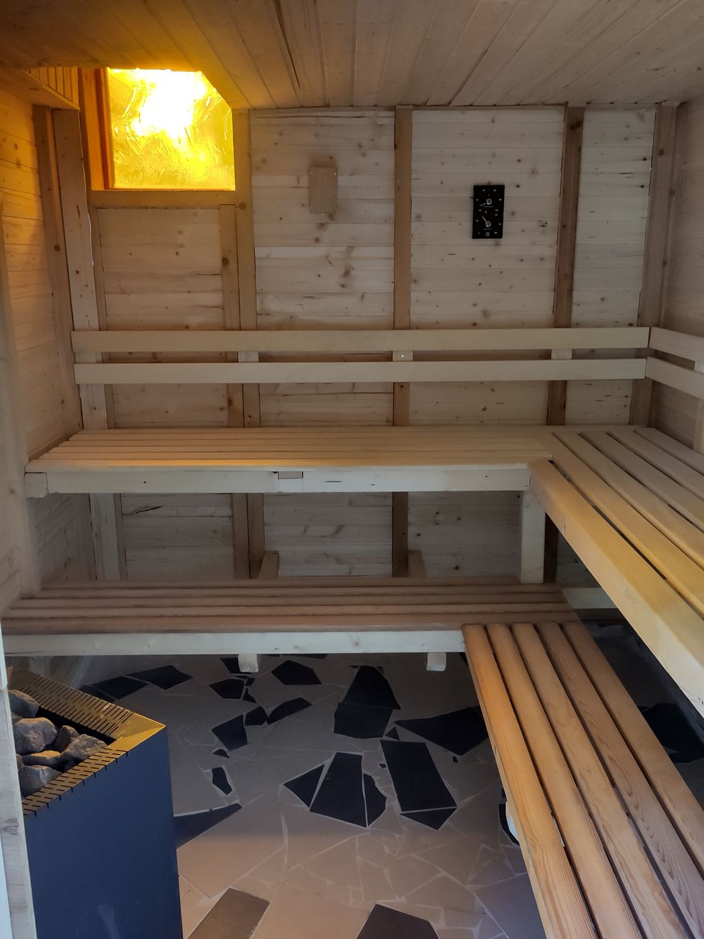 Un campamento idílico entre prados de caballos con sauna