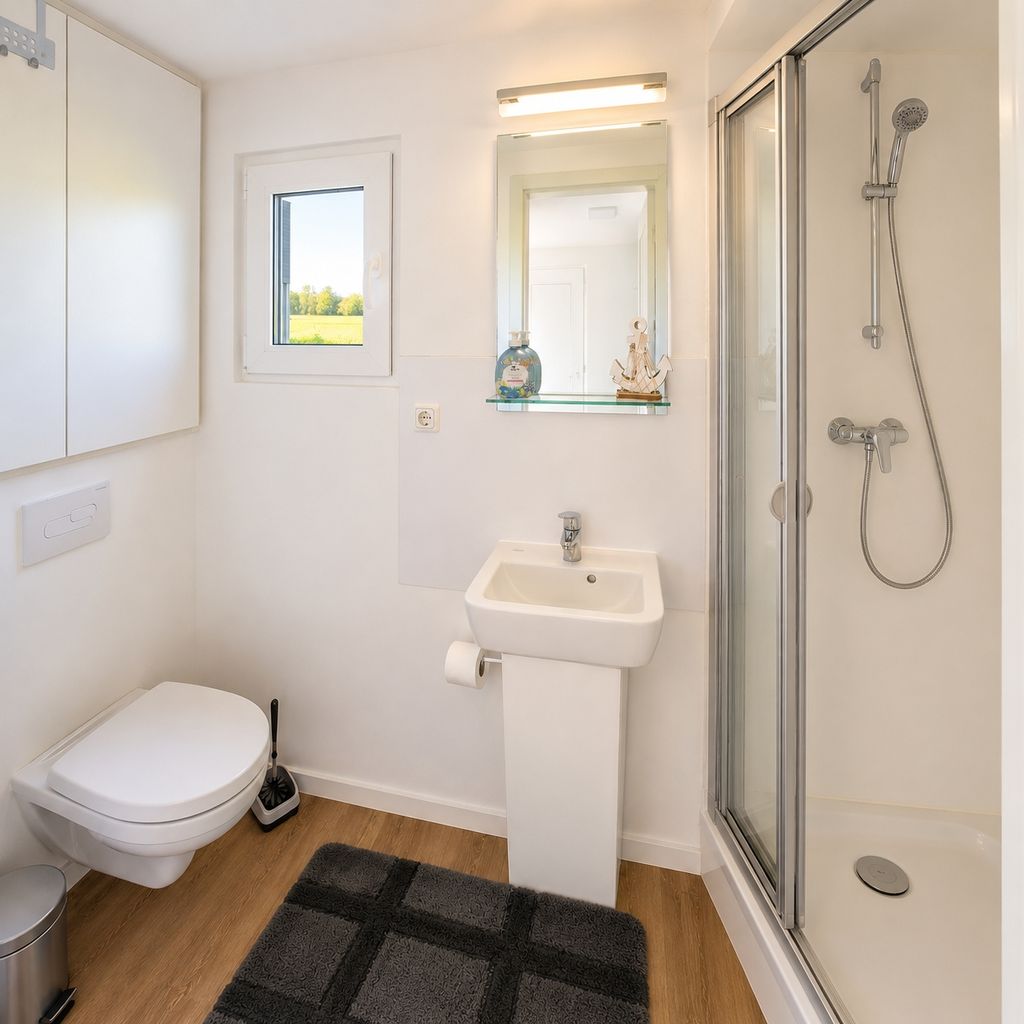 Badezimmer mit Schrank links und Dusche