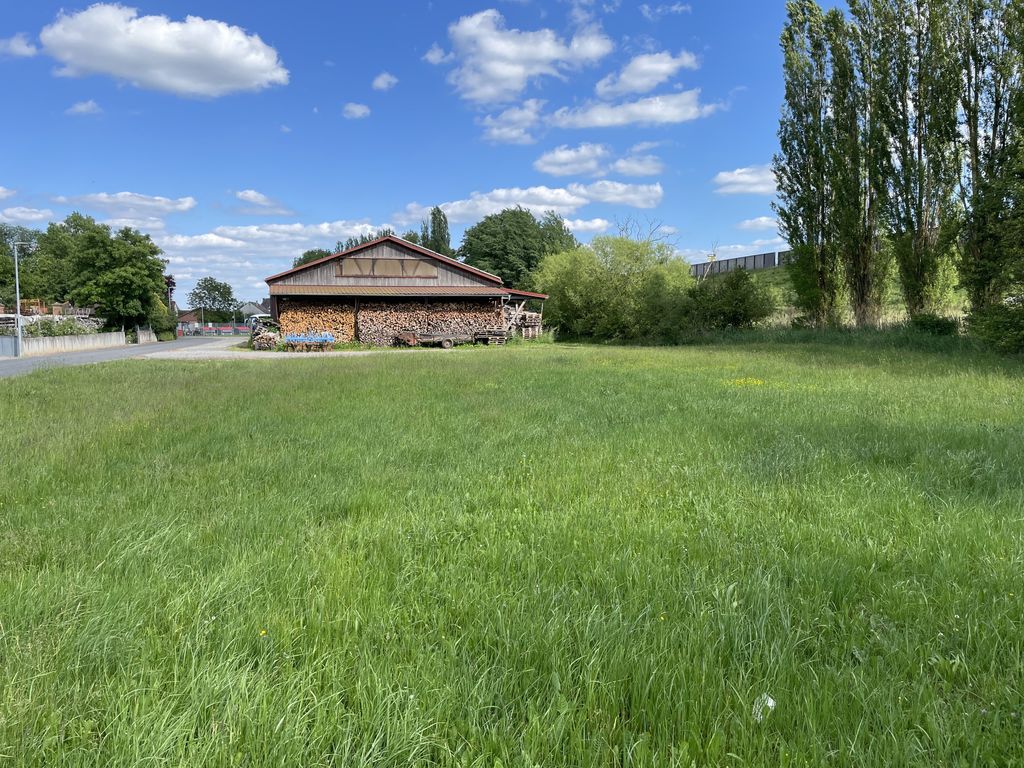 A green and peaceful idyll by the stream—right off the A3 