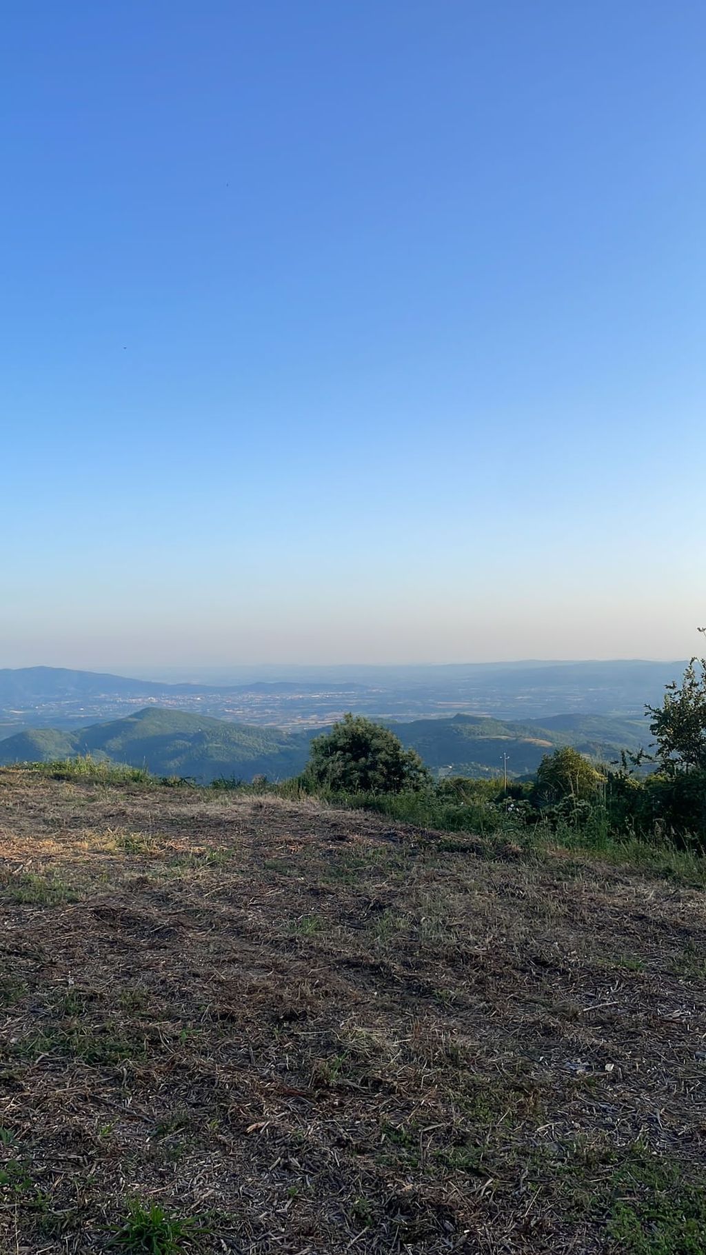 Toskanisches Bergdorf mit Aussicht
