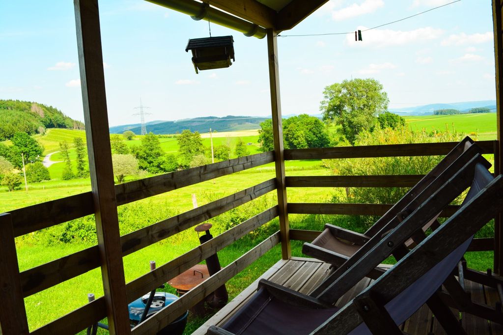 Glamping in urigen Holzhütten am Wald