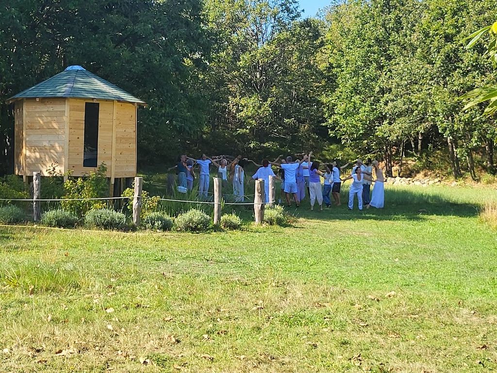 Espace infini : lit naturel pour dormir dans la verdure