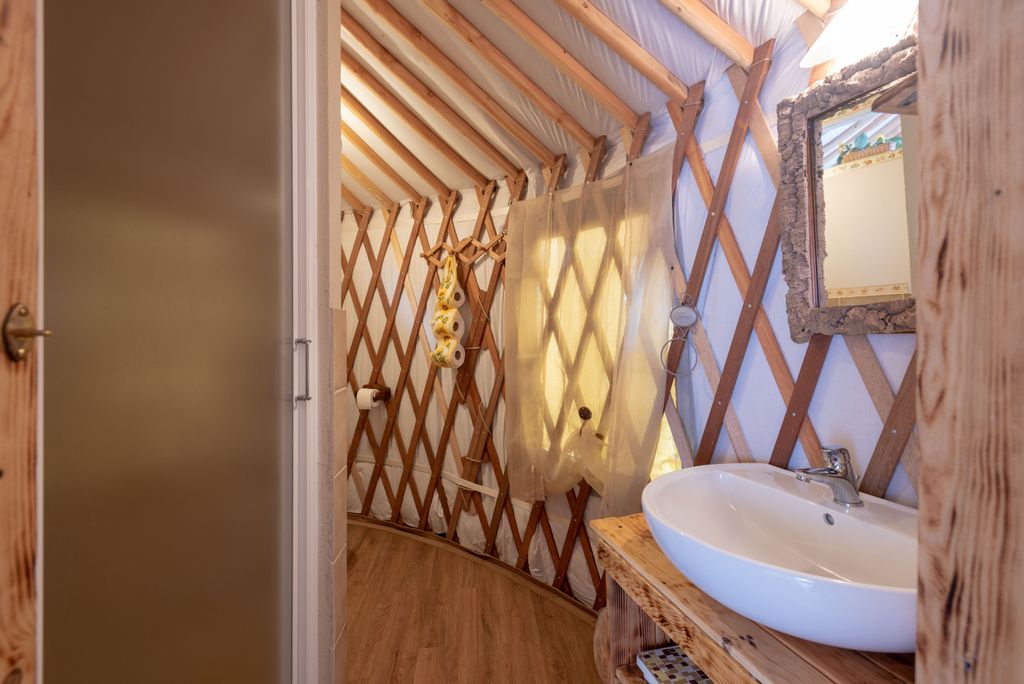 Yurta mongola romantica nella natura della Maremma