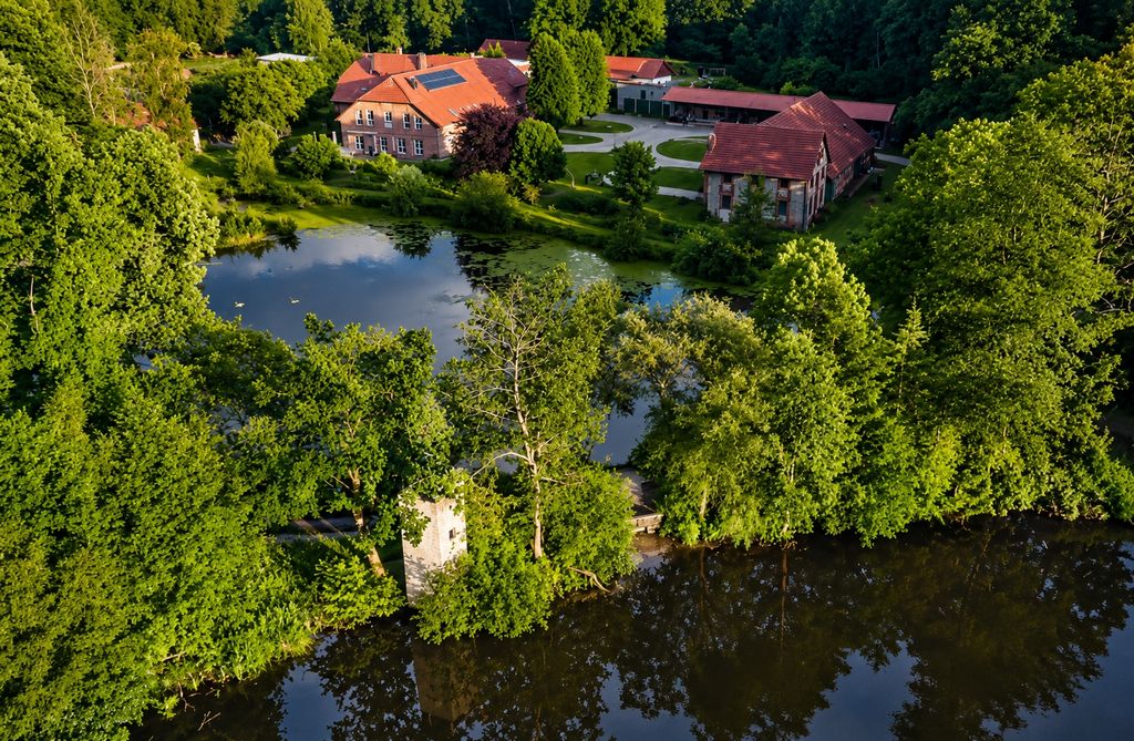 Nature Camping in the Heidekreis: Campsite by the Pond