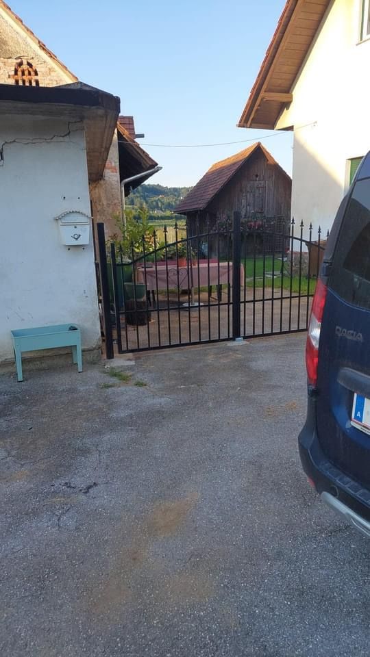 Piazzola per cani in un'antica fattoria