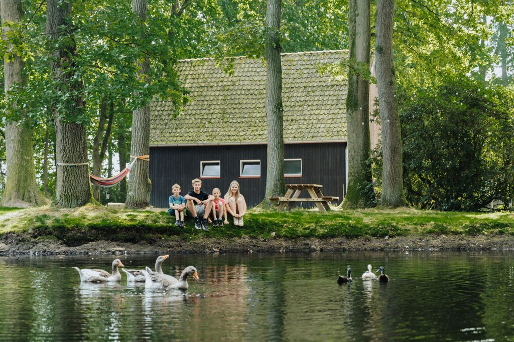 Camp zwischen Waldrand und Teich am Hof