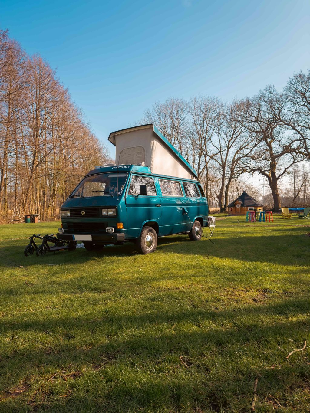 Tiempo libre en la granja, en el prado de vacas con sauna