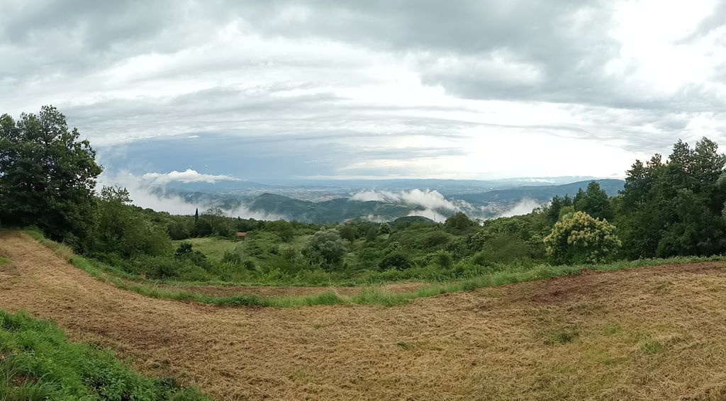 Toskanisches Bergdorf mit Aussicht