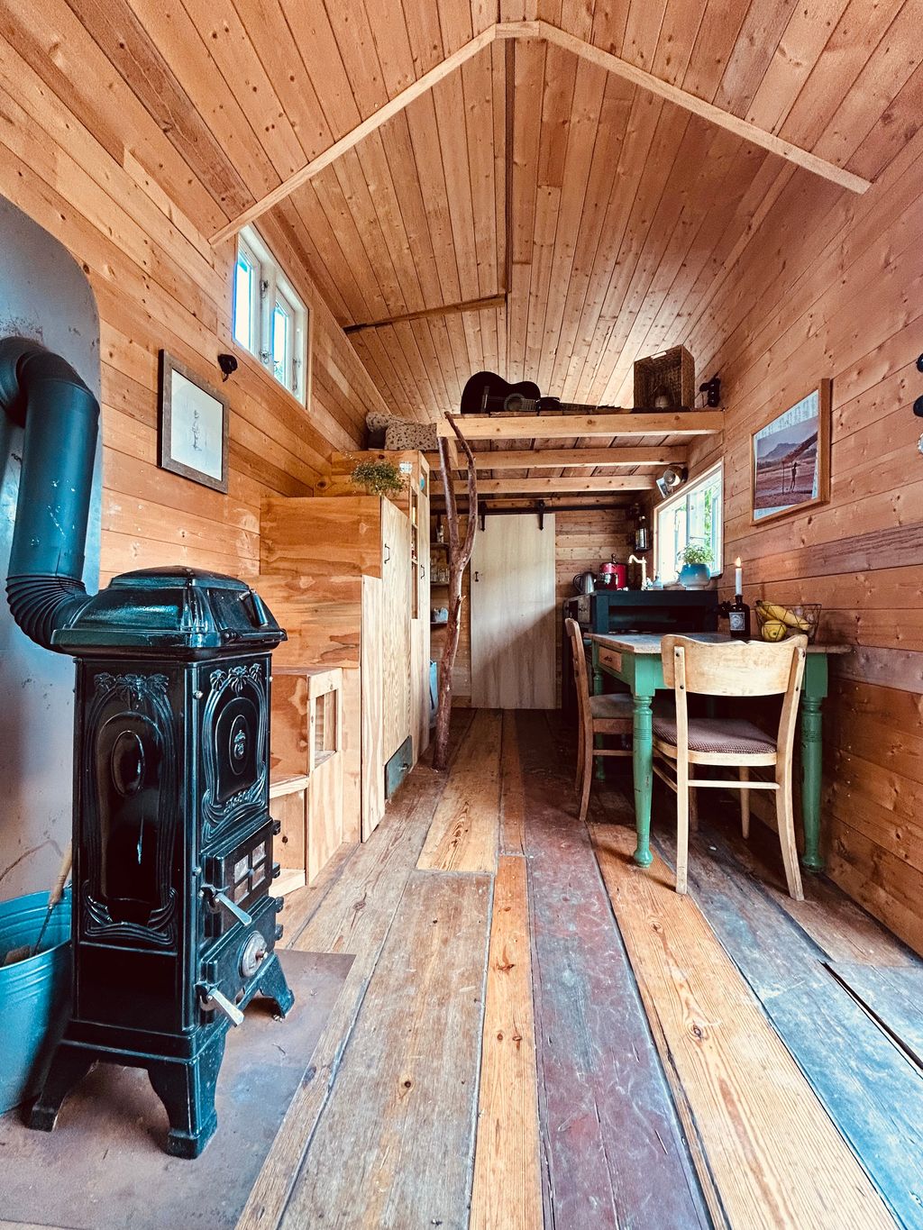 Casa minuscola con anima nel frutteto
