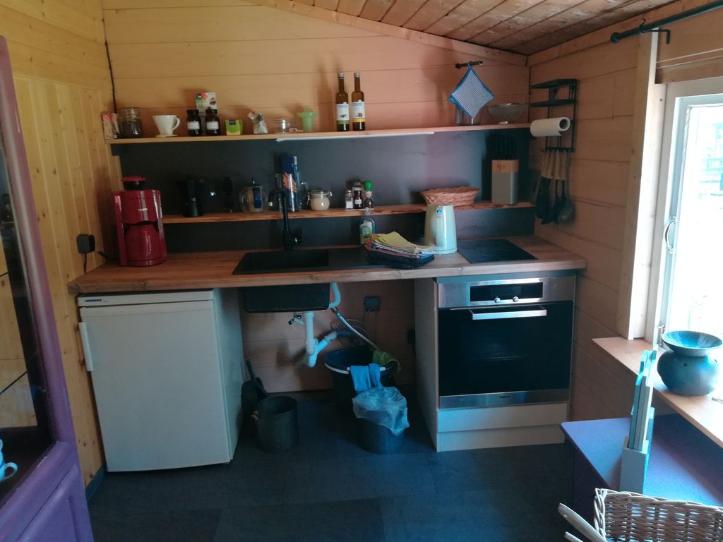 Une tiny-house "ab-hang" à la campagne, à côté d'animaux